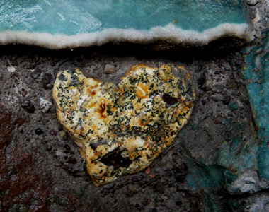 SaHFaces-Hearts/Stone-Heart-Gold&Green72.jpg